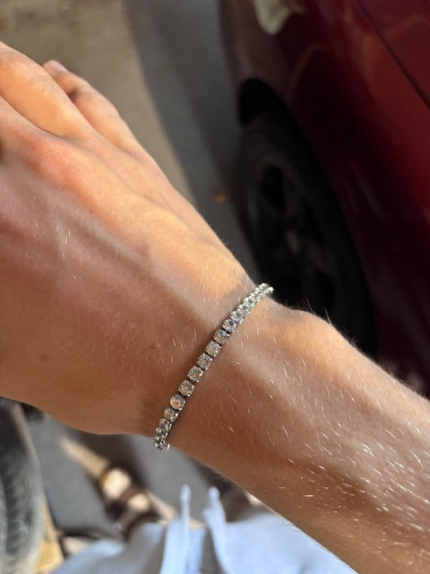 Tennisarmband 4 mm från NOTIZÈ på kundens handled, storlek 18 cm