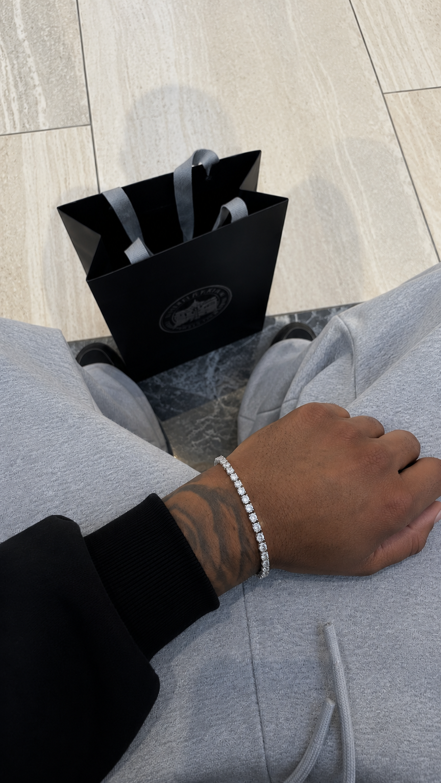 Tennisarmband i silver från NOTIZÈ buret på handleden i vardagen