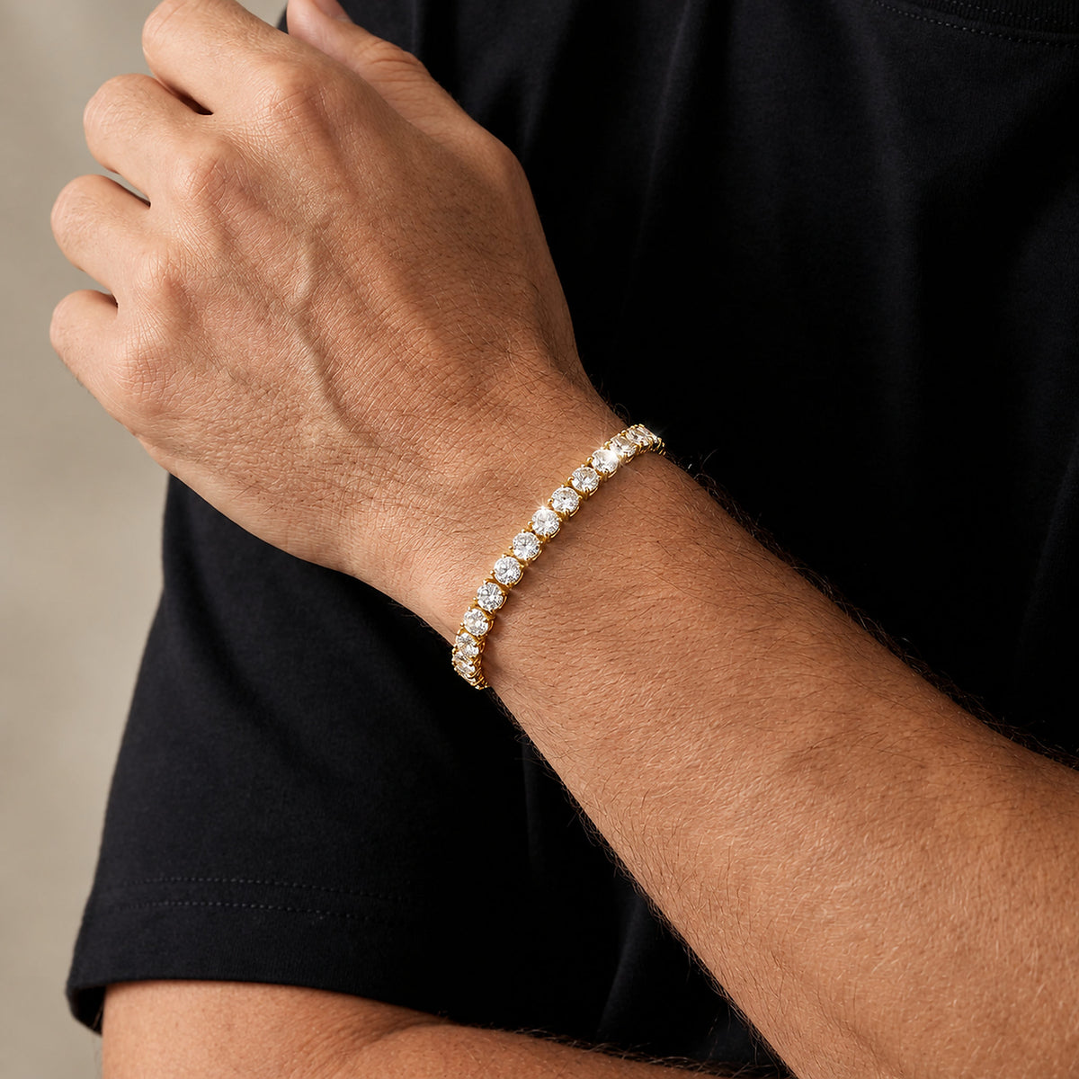 Tennisarmband i silver 4 mm buret på handleden